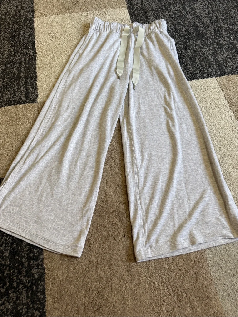 Lululemon Seek Stillness Mid Rise Crop Womens Pants - size 2 Heather Grey